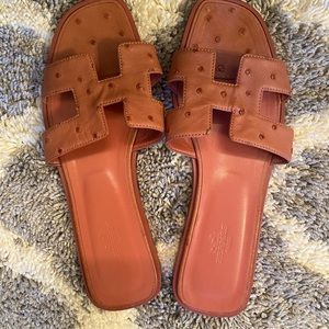 HERMES
Ostrich Oran Sandals 39 Terre Cuite